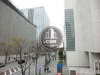 ビル前の大通り