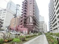 隣接する側道奥からの景観