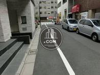 ビル正面の道路です
