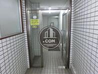 エレベーターホール前に扉があります