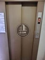 エレベーター前の扉