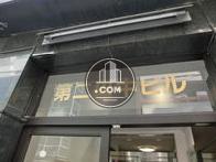入口上部にビル名が記載されています