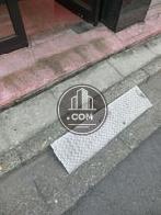 道路との間の段差はスロープに変えてあります