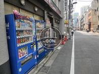 通りの人通りは比較的落ち着いています