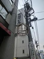 ビル名が書かれた袖看板が出ています