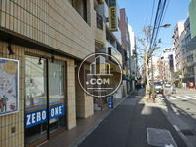 逆方向から見た建物前の歩道