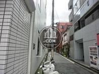 側面の路地は静かです