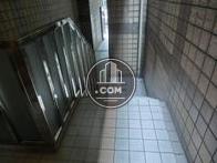 エントランスに数段階段があります