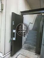建物側面、非常用の階段です