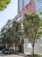 前面に木が植えられています