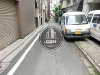 前面の細い路地の様子