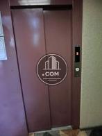 ピンク扉のエレベーターです