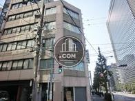 側面側に玄関があります