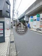 玄関前の通り