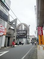 大小の店舗が建ち並ぶエリア