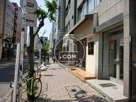 適度な人通りのある通りです
