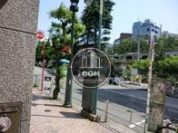 目の前を山手線が走っています