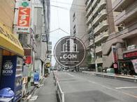 ガードレールの張られた正面通り