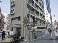 明治通りと脇道の角地立地です