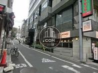 側道沿い、この先がエントランスです