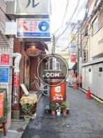 様々な店舗が立ち並ぶエリア