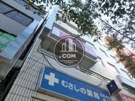 歩道から見上げた様子