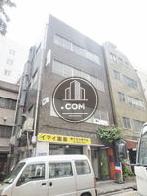 横幅の広い造りで構築されたガラス窓