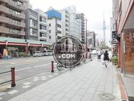 綺麗に舗装された玄関前歩道