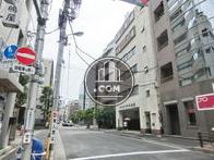 隣接する側道