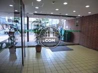 エントランス内から玄関方向を見た光景