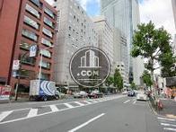大通りに面しています