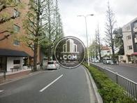 前面道路左側です