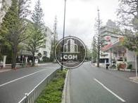 前面道路右側です