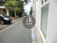 建物の裏側は車通りの少ない道になっております