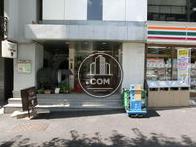 コンビニが目印で交差点沿いにあるのでわかりやすい立地です