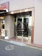 ビルのサインの入った入口