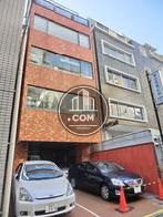 前面道路から少々奥まっています