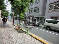 前面には歩道があります