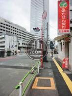 緩やかな坂を登ったところにあります