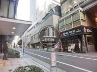 正面の道は閑静な通りです