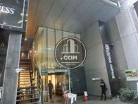 玄関部分は2階まで吹き抜けになっており広く感じます