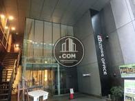 1階にパブがありオシャレ感を演出しております