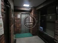 エントランスもレンガ調な雰囲気で統一されています