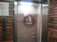 エレベーター内です