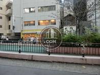 目の前は小さな公園です