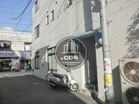 エントランスは側面にございます