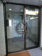 証面玄関はガラスの扉です