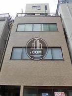 茶色いサッシの窓が可愛らしいです