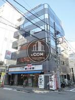 L型に設置されたガラス窓