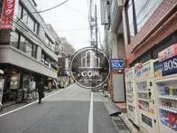 側面は坂道となっています